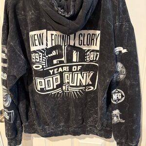 New Found Glory's "20 Years of Pop Punk" Black Mineral Washed Graphic Hoodie Med